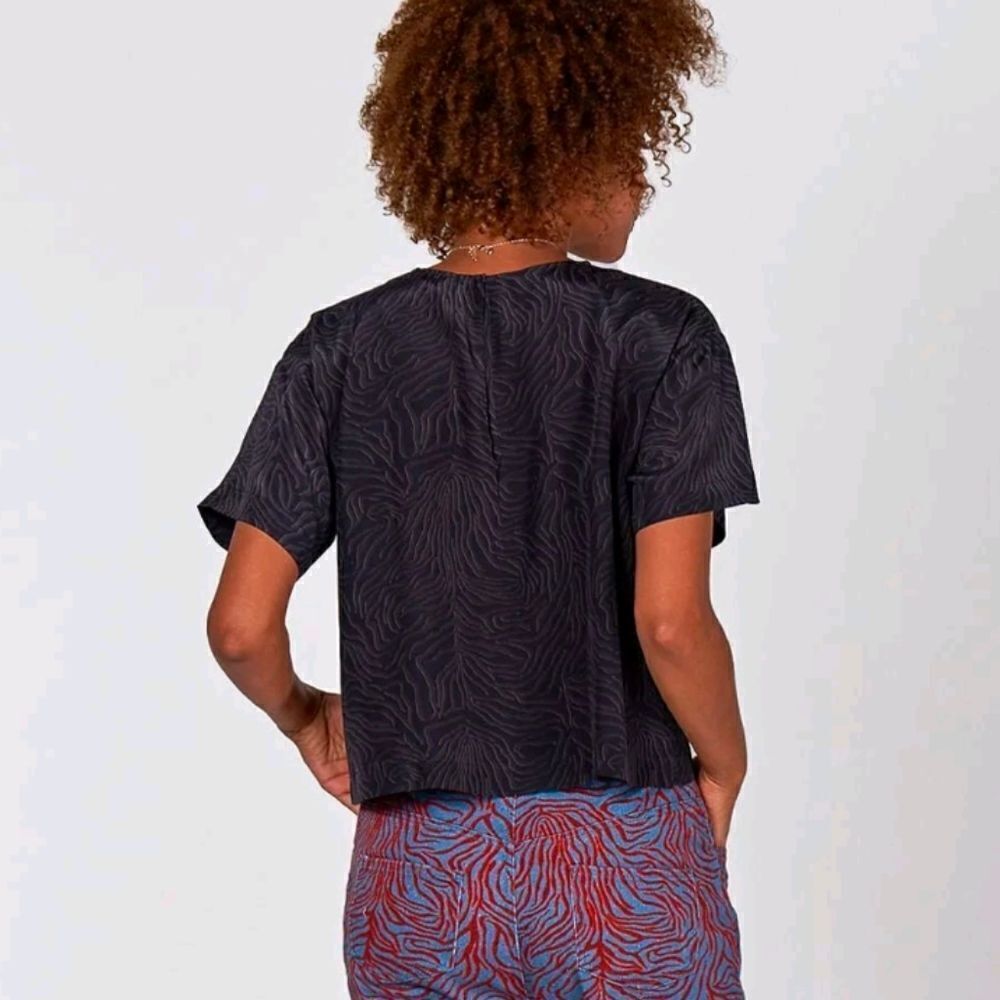 Tucker The Eden Silk Tee Black Tiger - Picture 2 of 7